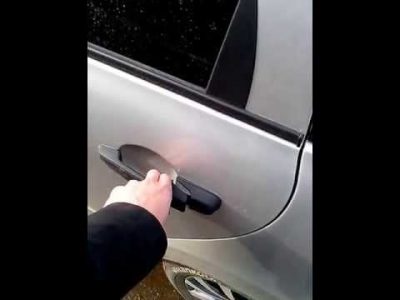 как открыть заклинившую дверь в машине